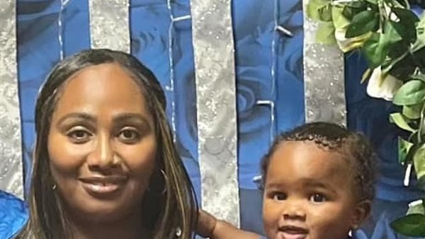 سيدة أمريكية وابنها