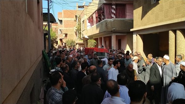 المئات يشيعون جنازة