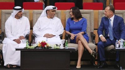 مندوبة الإمارات تقبِّل مندوب إسرائيل بالأمم المتحدة.. ما حقيقية الصورة المتداولة؟