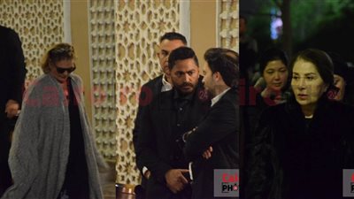 تامر حسني يخرج من عزلته وحضور بوسي وابنتيها.. لقطات من عزاء شقيق شريف رمزي بمسجد الشرطة | صور