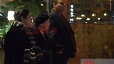 رفقة سارة نور الشريف.. ظهور نادر لـ نورا في عزاء نجل المنتج محمد رمزي بمسجد الشرطة