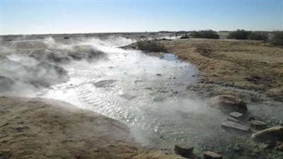 تصل درجة حرارته لـ200 درجة مئوية.. وادي العسل برأس سدر ينبوع شفاء الأمراض الجلدية والتهابات المفاصل | صور 