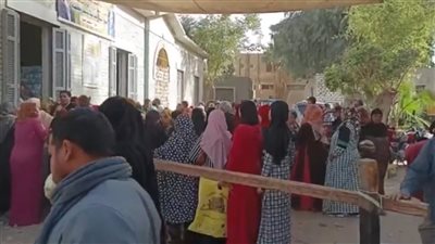 السكر بـ27 جنيها.. زحام شديد على منافذ بيع السلع بالمنيا| بث مباشر 