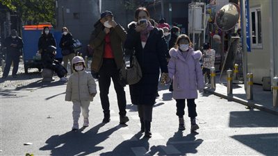 بعد تفشي أمراض الجهاز التنفسي.. الصحة الصينية تسعى لزيادة عدد عيادات الحمى في البلاد 