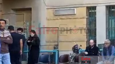 أحمد خالد صالح وهنادي مهنا ينتظران جثمان طارق عبد العزيز أمام ثلاجة حفظ الموتى