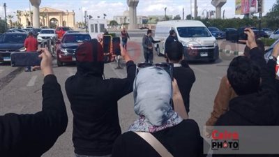 هنيدي وعمرو عبد الجليل أول الحضور في جنازة طارق عبد العزيز بمسجد الشرطة | بث مباشر