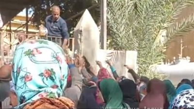 بحضور المحافظ.. زحام كبير على شراء السكر بـ27 جنيها في بني سويف | بث مباشر