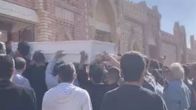 أبرزهم أشرف زكي وهنيدي.. نجوم الفن يودعون جثمان طارق عبد العزيز بالمقابر | بث مباشر