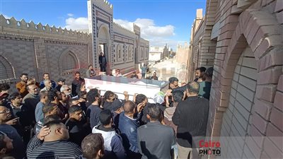 حمزة العيلي ويوسف عثمان وحمادة هلال وسامح الصريطي يحملون نعش طارق عبد العزيز إلى مثواه الأخير| صور