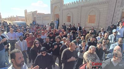 بالدعاء والقرآن.. نجوم الوسط الفني يودعون طارق عبد العزيز إلى مثواه الأخير |صور