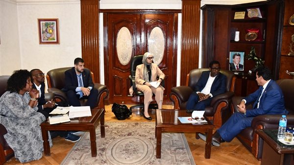 وزير الرياضة وسكرتير