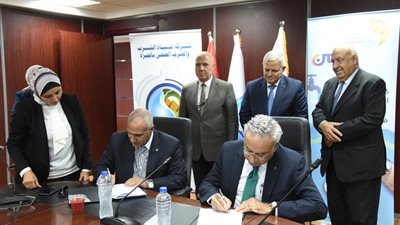 لتعزيز الخدمات الإلكترونية.. مياه الشرب بالجيزة توقع عقود تعاون مع منافذ جديدة