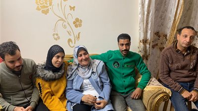 أبناؤها قبّلوا أقدامها في حفل زفاف.. قصة كفاح سيدة ببورسعيد توفي عنها زوجها من 15 عاما| صور وفيديو