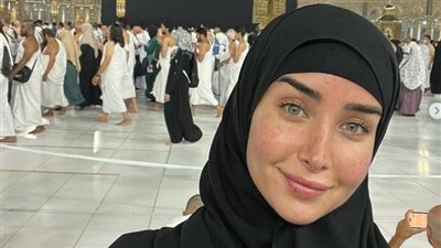 هنا الزاهد تؤدي مناسك العمرة بعد طلاقها من أحمد فهمي: ربنا أكدلي بلُطفه إنه بيحبني