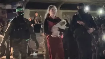 من هي الفتاة الإسرائيلية التي ظهرت رفقة كلبها الأليف في عملية تبادل الأسرى؟