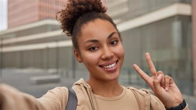 دراسة: التقاط صور السيلفي خطر على الصحة العامة 