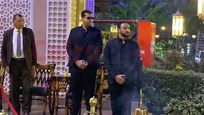 أحمد خالد صالح يستقبل عزاء الفنان طارق عبد العزيز بمسجد الشرطة | صور