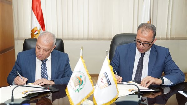 جانب من التوقيع 