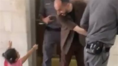 اتحرمت من عناقه 7 شهور.. الصغيرة كنز تعود لأحضان والدها الأسير المحرر رمزي العباسي | صور