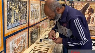 استخدمها المصري القديم منذ فجر التاريخ.. أوراق البردي أيقونات فنية تجذب السائحين بالأقصر 