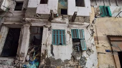 بعد تساقط أجزاء منه.. إزالة خطورة عقار آيل للسقوط في كرموز بالإسكندرية 