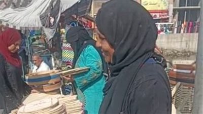 من جريد النخيل.. أم محمد أشهر صانعي مطارح الخبز ببني سويف: بساعد زوجي ونجحنا في تربية ولادنا| بث مباشر 