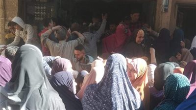 واقفين طوابير.. زحام كبير من المواطنين على منافذ بيع السكر بأسعار مخفضة في المنوفية | صور