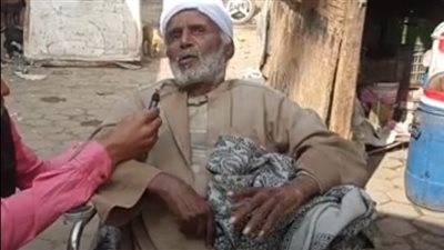 ماشي بالمسكنات وبعيط من الألم.. مسن ببني سويف يستغيث لعلاجه: مليش حد غير ربنا ومحتاج تركيب مفصل | بث مباشر