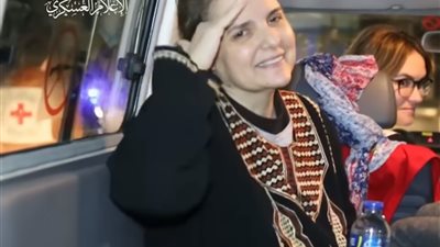 أسيرة إسرائيلية تقدم التحية العسكرية لأحد أفراد الفصائل الفلسطينية