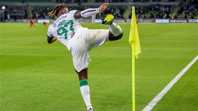 بسبب تكرار إصاباته واستعراضاته.. نجم أهلي جدة يسخر من أحد المشجعين