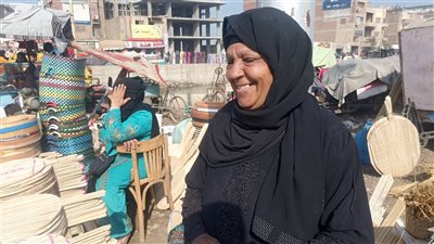 من جريد النخيل.. أم محمد أشهر صانعة مطارح خبز ببني سويف: اتعلمتها من زوجي