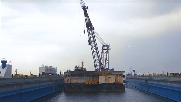 الحوض العائم بقناة