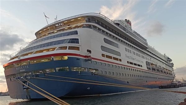 الباخرة السياحية