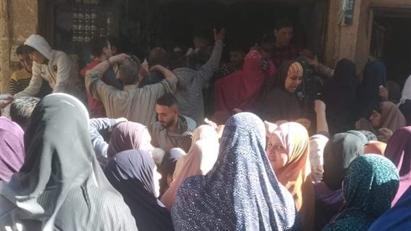 زحام على منافذ السلع