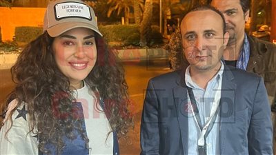 آيتن عامر تدلي بصوتها في انتخابات الرئاسة بالسعودية