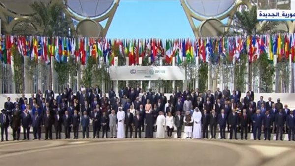 السيسي يتوسط صورة