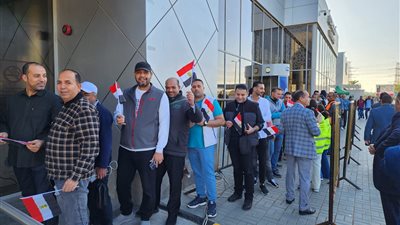 المصريون يتوافدون على مقر السفارة بالكويت للتصويت في الانتخابات الرئاسية لليوم الثاني