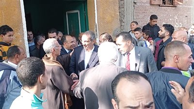 وزير الاتصالات يتفقد تطوير البنية التحتية للاتصالات بقرية الأزهري بالمنيا