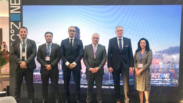 صورة مع ممثلي شركة