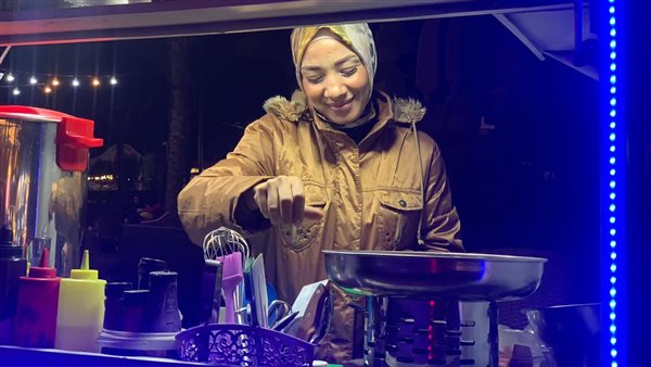 بائعة المشروبات الساخنة