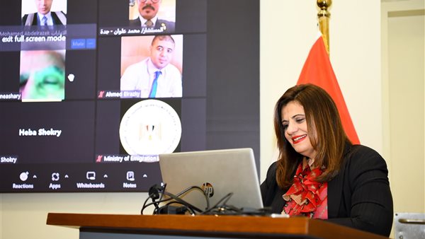 وزيرة الهجرة من غرفة