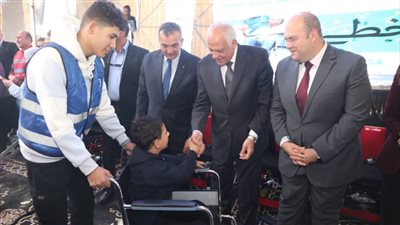 محافظ الجيزة يسلم 160 كرسيا متحركا لذوي الهمم بالتعاون مع مؤسسة حياة كريمة