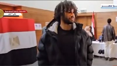 محمد النني لاعب أرسنال ومنتخب مصر يدلي بصوته في الانتخابات الرئاسية بلندن