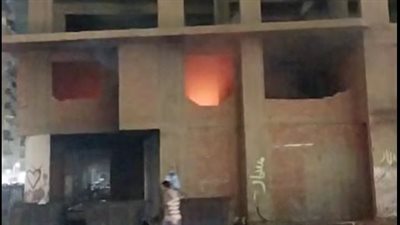 الدخان امتد للأماكن المجاورة.. حريق داخل برج سكني مهجور بالسويس | بث مباشر 