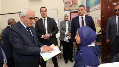 كان مدرسا لها في بدء حياته.. وزير التعليم يناقش طالبات الإسماعيلية في مادة العلوم 