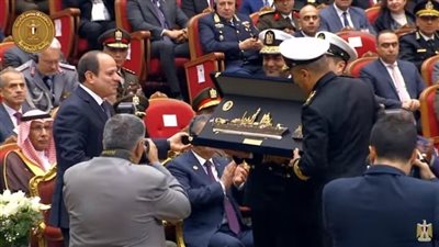 قائد القوات البحرية يُهدي السيسي درع الفرقاطة المصرية الجديدة الجبار