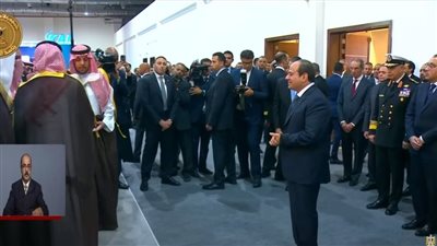 رئيس هيئة الصناعات العسكرية السعودي يهدي الرئيس السيسي هدية تذكارية بمعرض إيديكس 2023