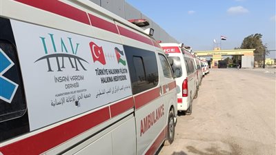 عبور 11 سيارة إسعاف مقدمة من تركيا معبر رفح البري إلى غزة