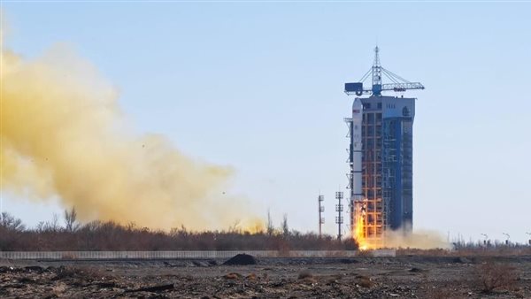 إطلاق القمر الصناعي