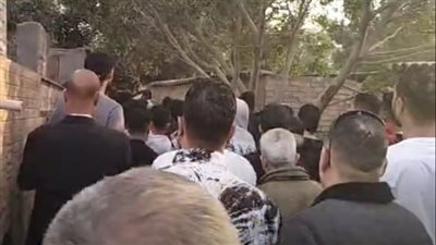 المئات يشيعون جثمان طالب ثانوي لقي مصرعه على يد زميله بـ كفر الشيخ | بث مباشر